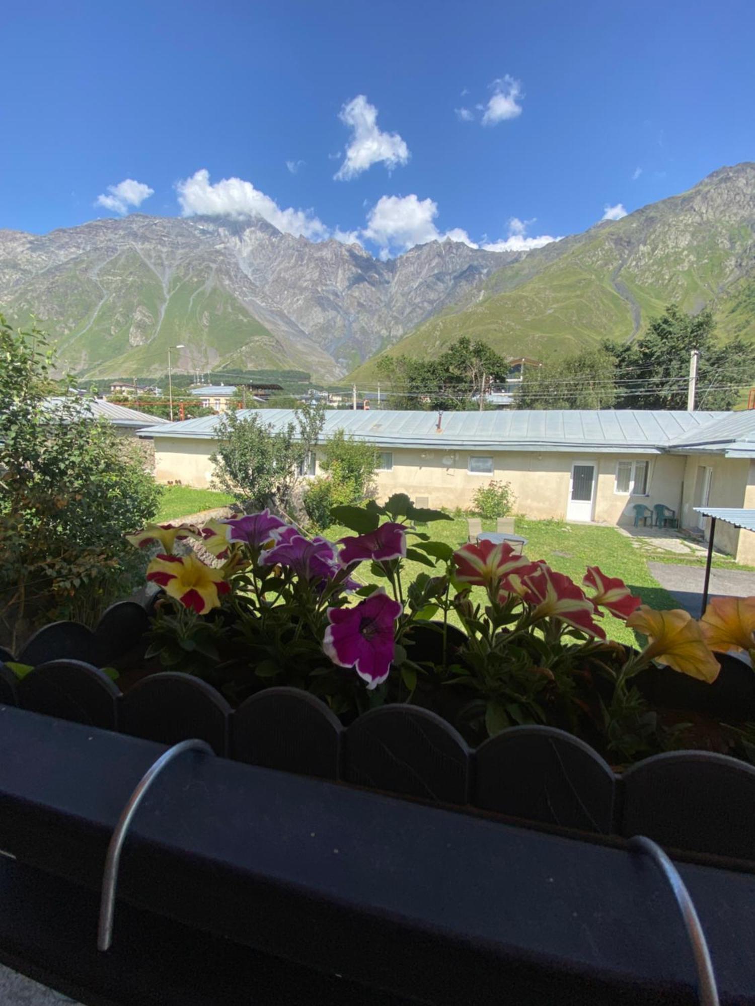 Hotel Elegant Kazbegi Esterno foto